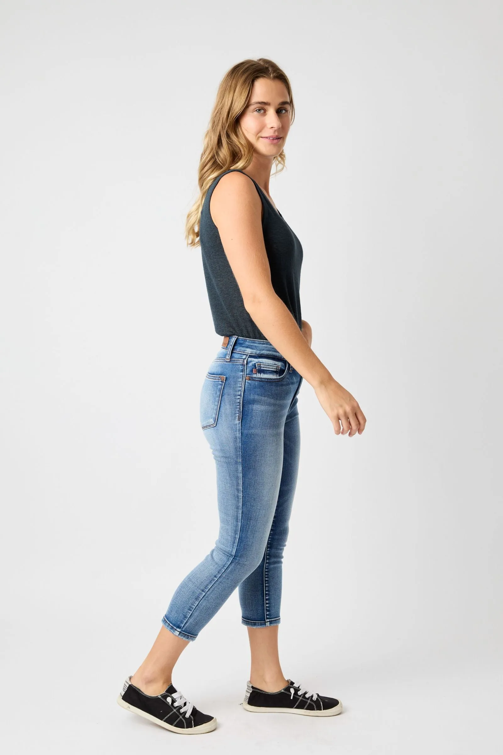 Judy Blue Mid-Rise Contrast Wash Capri