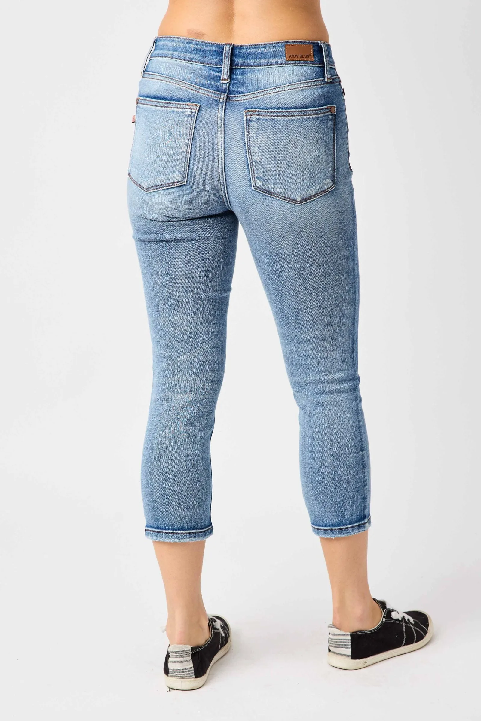 Judy Blue Mid-Rise Contrast Wash Capri